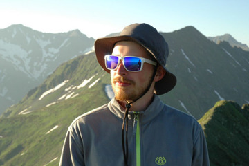 Калашников Артем — инструктор по сноуборду и горным лыжам.