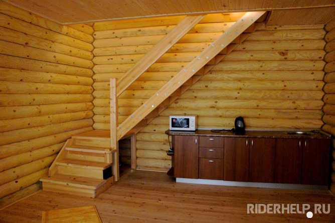 Кухня: плита, холодильник, СВЧ, чайник, посуда, раковина