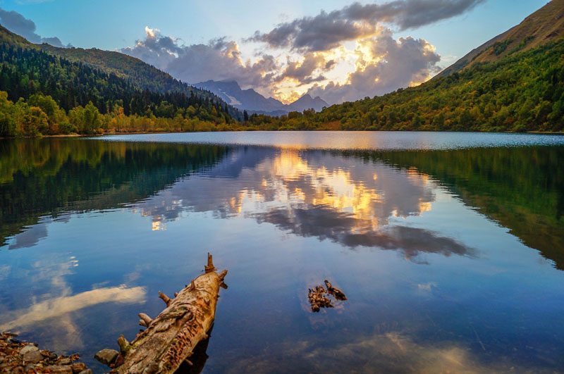 Кардывач — красивое горное озеро на границе Сочи и Абхазии